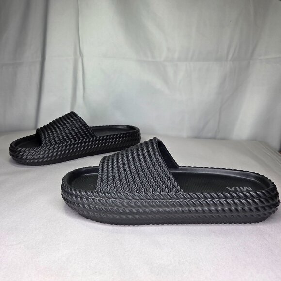 NWT MIA Women's Luvly Black Slip-On Pool Flats Slides - Picture 2 of 6